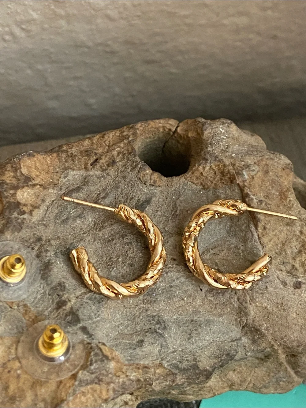 5/$10❤️❤️❤️NEW Gold Tone Zinc Alloy Twisted Hoop Stud Earrings